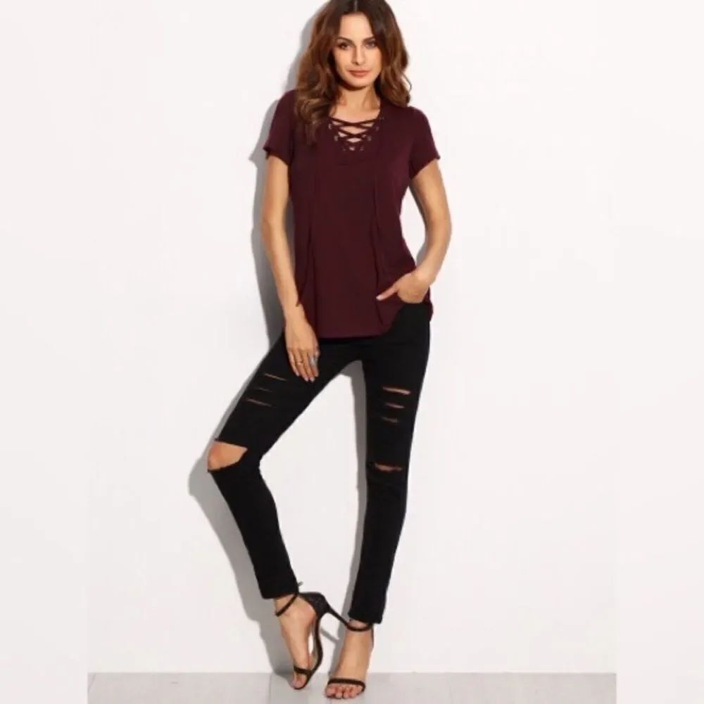 ✨HP✨Burgundy Lace Up Front V Neck Short Sleeve T-shirt✨